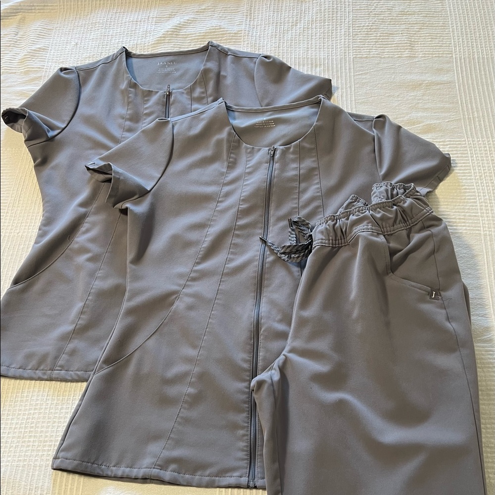 Jannuu scrubs - 2 tops & pants.